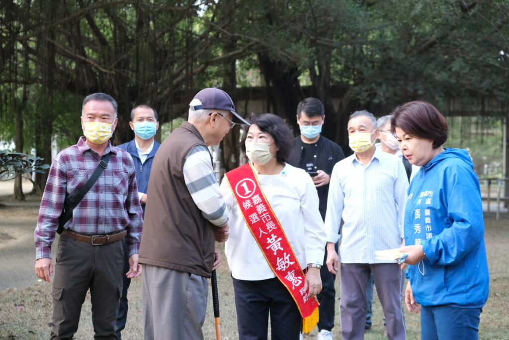 嘉義市長候選人黃敏惠努力不懈,一早來到港坪運動公園向鄉親拜票。