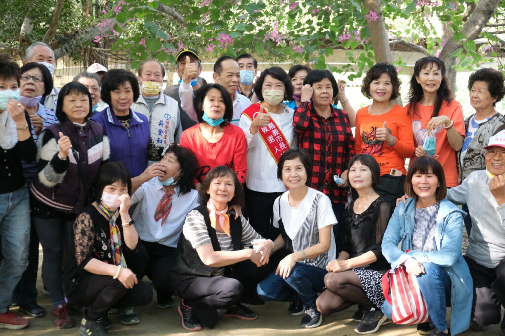嘉義市長候選人黃敏惠努力不懈,一早來到港坪運動公園向鄉親拜票。