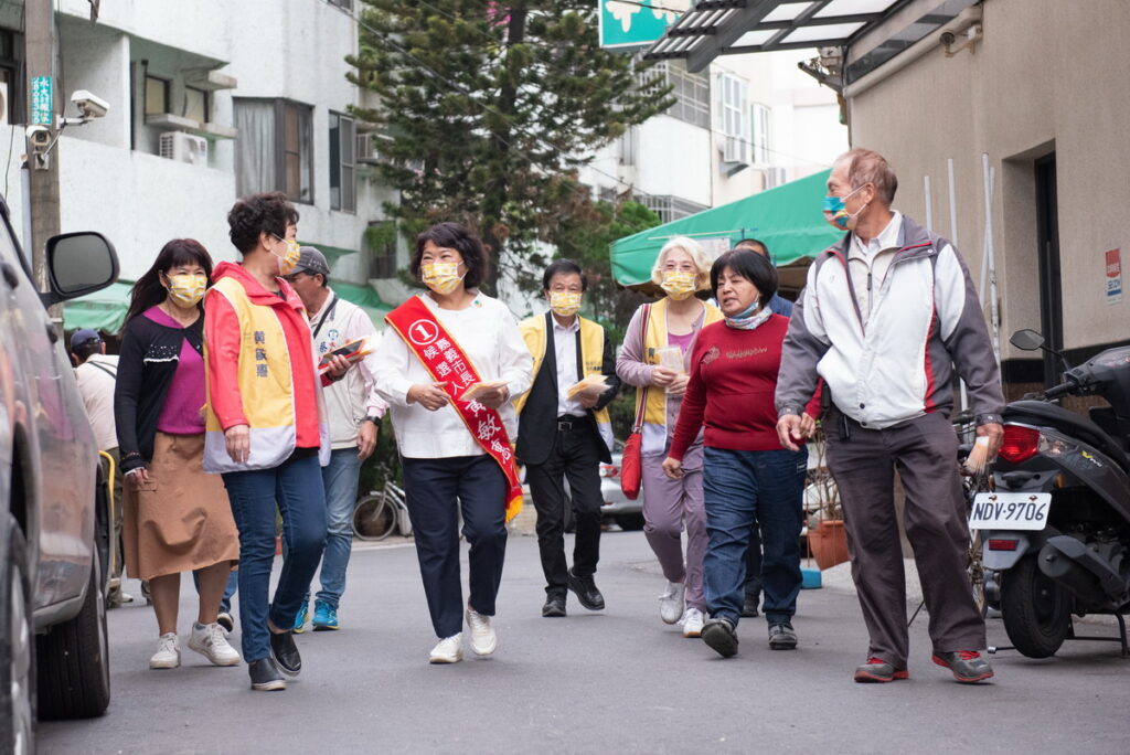 黃敏惠任職立委時的好同事、好姊妹,所組成的「巾幗女力挺勇媽團」也來到 嘉義市陪黃敏惠沿大街小巷一起 逐戶敲門 拜 票 。