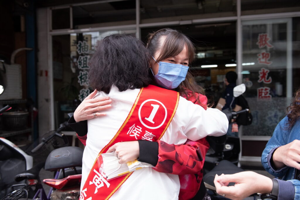 黃敏惠任職立委時的好同事、好姊妹,所組成的「巾幗女力挺勇媽團」也來到 嘉義市陪黃敏惠沿大街小巷一起 逐戶敲門 拜 票 。