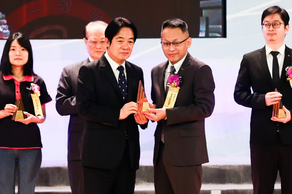 圖說: 鄭大智(右)從賴清德(左)手中接下「東森寵物」首度獲獎就拿下的「傑出企業獎」。