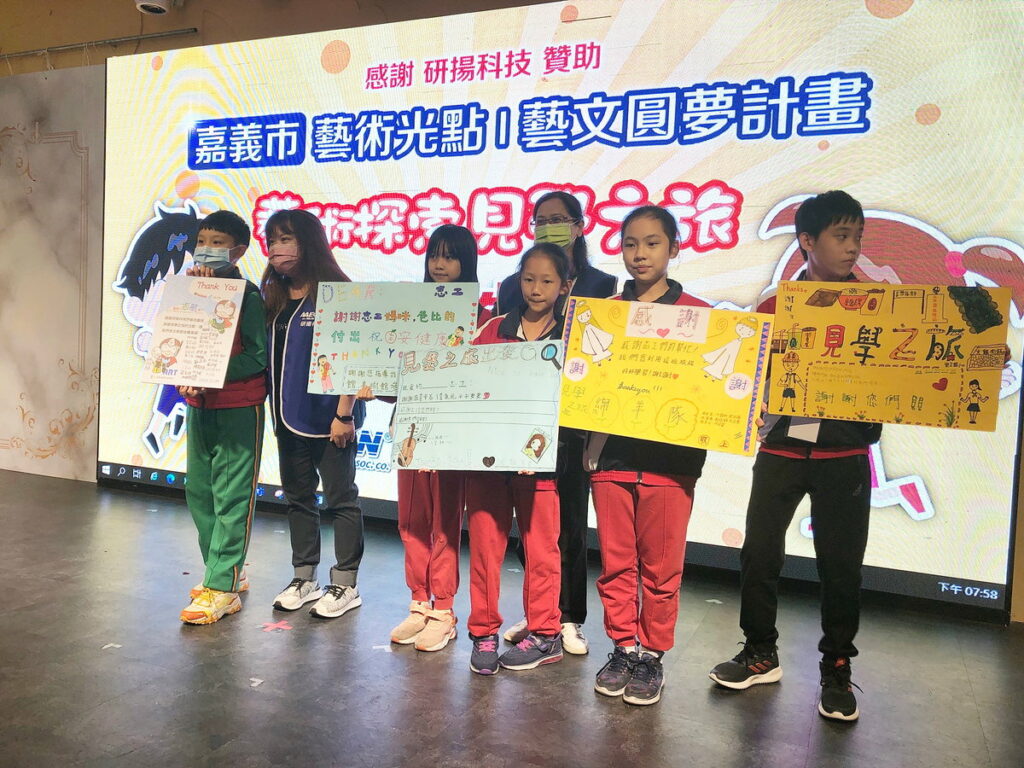 致贈服務志工特製感謝狀(崇文學生)