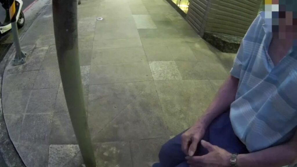 員警現場見長者一直發抖詢問身體狀況。
