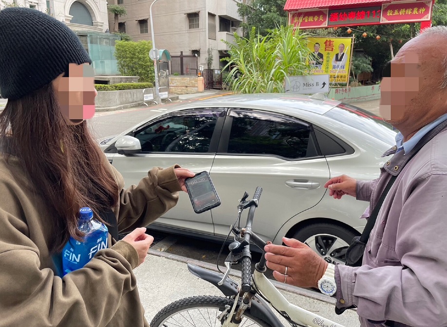 ▲騎腳踏車在草悟道上巡邏的保全阿伯拾獲黎女手機 (圖/台中市警察局 提供)