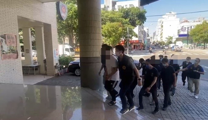 ▲警方專案小組搗破暴力討債集團,逮捕查嫌等10人到案 (圖/台中市警察局 提供)