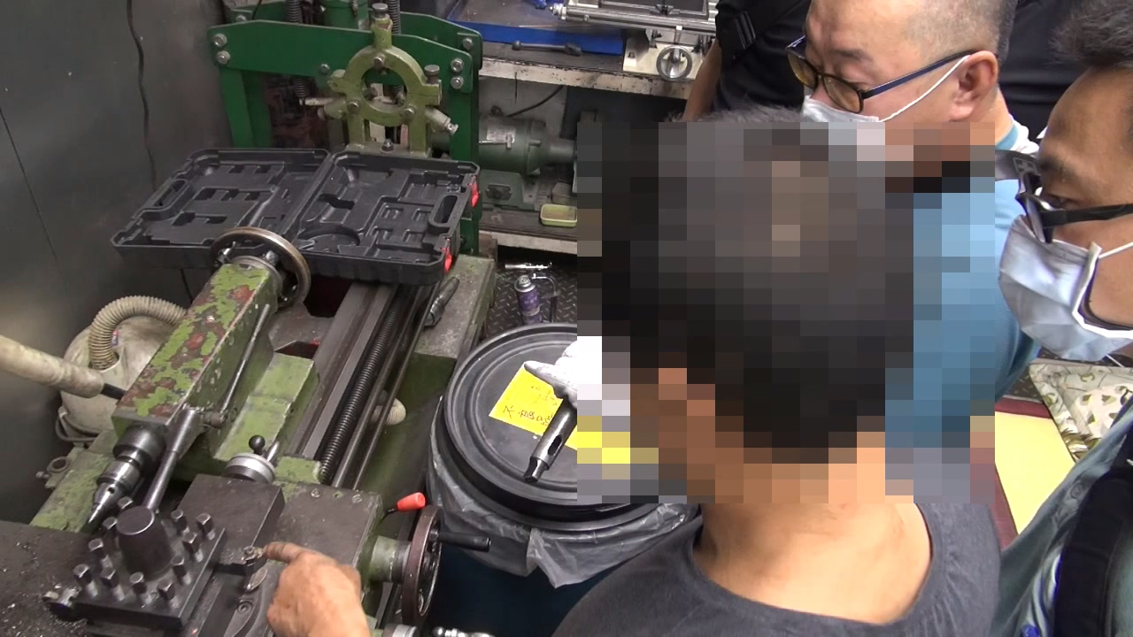 ▲警方專案小組持搜索票搜索以機車行掩護之槍枝改造工廠 (圖/台中市警察局 提供)