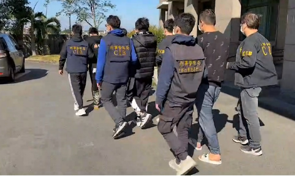 ▲警方以迅雷不及掩耳的速度緝獲詐諞現行犯陳嫌等12人 (圖/中打提供 提供)