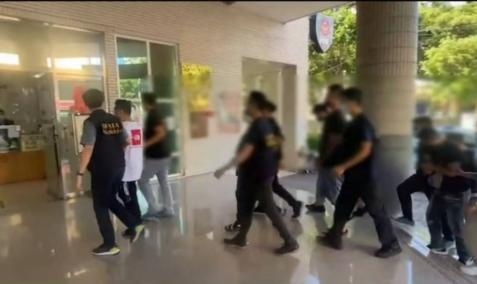 中市警為抑制黑幫氣焰,維護治安平穩,日前掃黑專案期間查獲相關暴力討債集團犯嫌依組織犯罪條例、刑法傷害等移送臺中地檢署偵辦。(圖/記者林㤈輝翻攝)