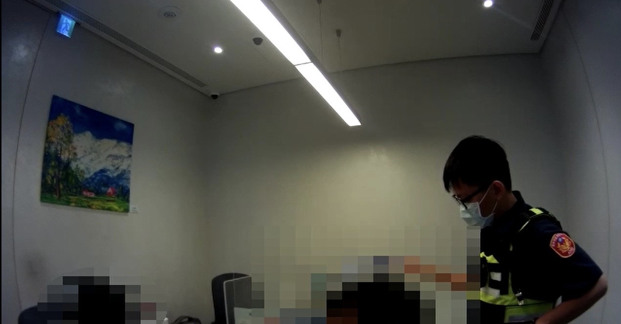 臺中市警察局第四分局偵查隊進行犯罪預防宣導。(圖/記者謝榮浤翻攝)