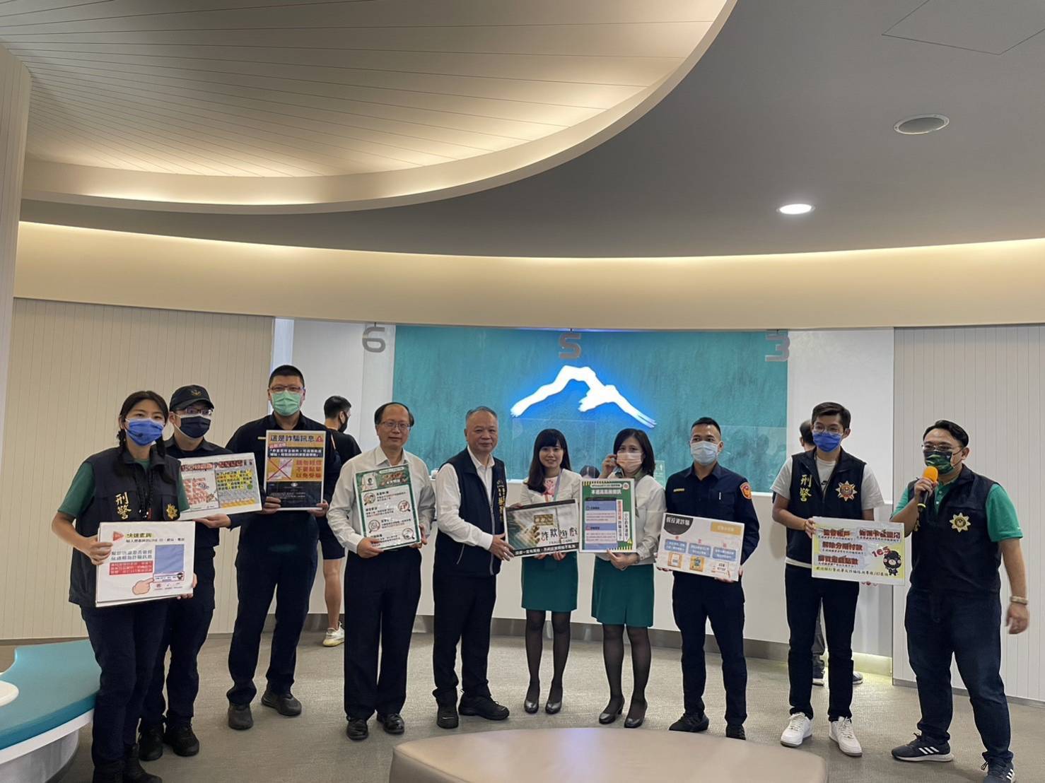 臺中市警察局第四分局偵查隊進行犯罪預防宣導。(圖/記者謝榮浤翻攝)