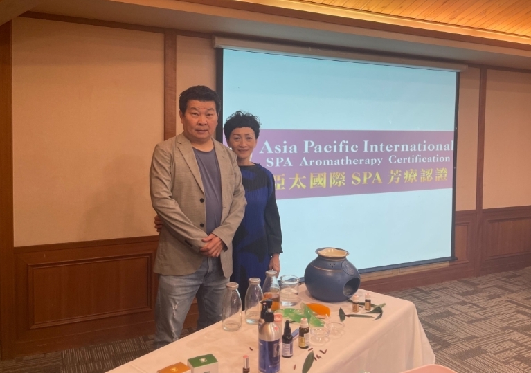 林珮筑(Peter)老師(圖右)與台灣貝利斯有限公司柯秉毅總經理(圖左)共同推廣芳療。(記者趙靜姸翻攝)