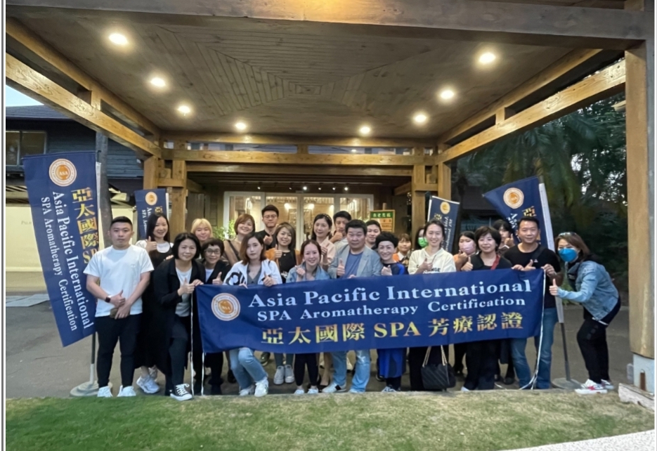 2022年亞太國際芳療SPA初階認證班,全體學員大合照。(記者趙靜姸翻攝)