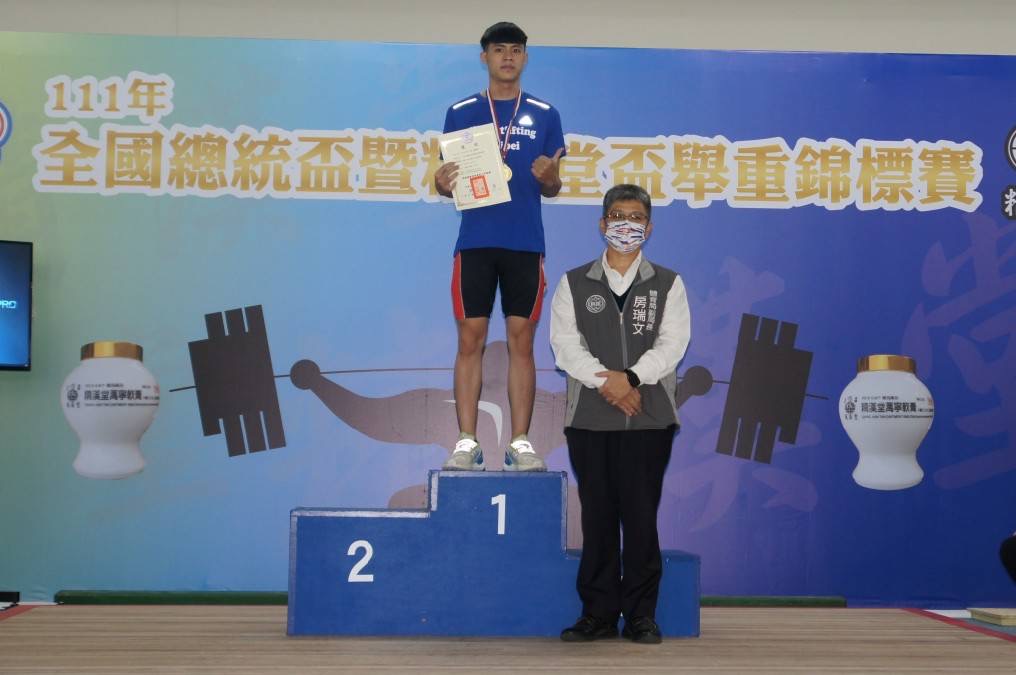 桃園市體育局副局長房瑞文為選手頒發獎牌。(記者楊國域攝)