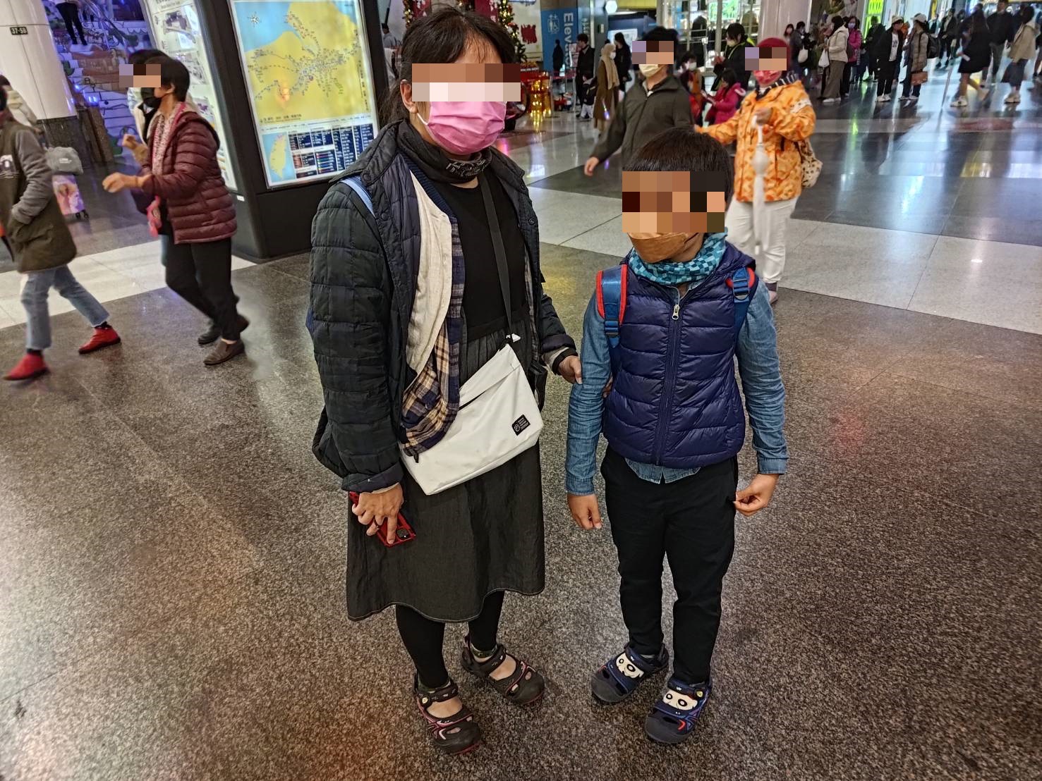 板橋警助失散母子平安團圓。(記者戴昱弘翻攝)
