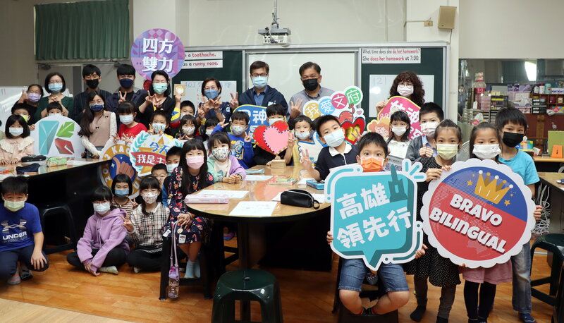 漾新聞|雙語教育談空品更認識世界地圖 謝文斌赴文府國小雙語觀課讚譽有加