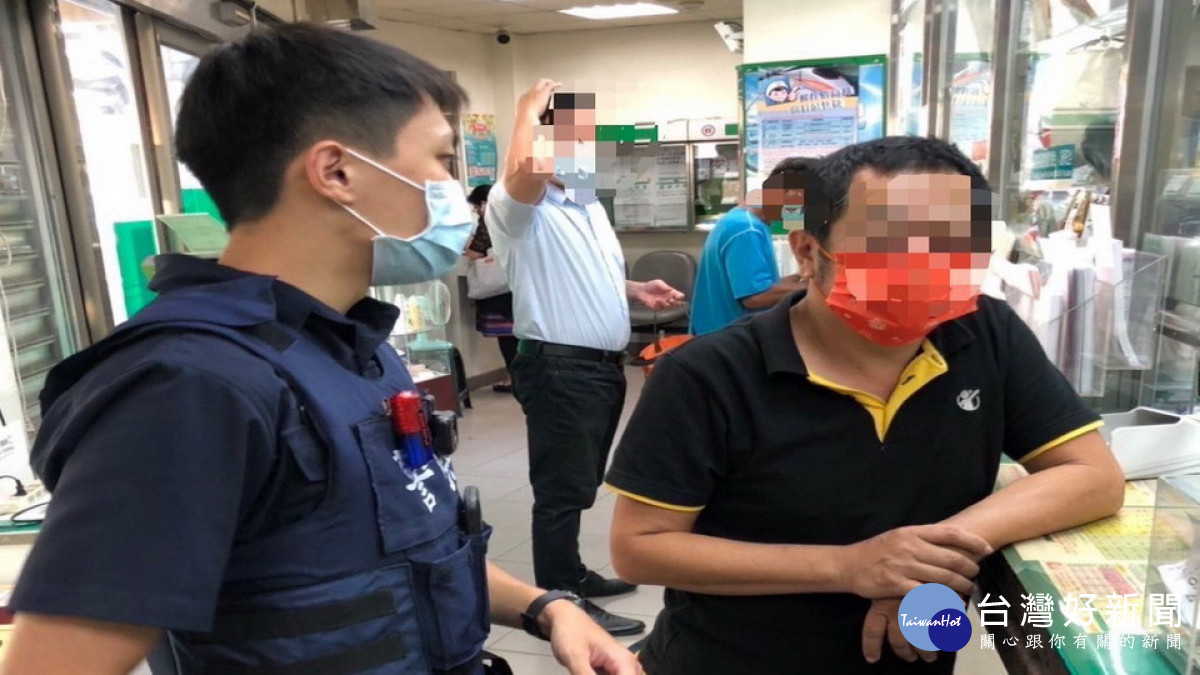 ▲員警再三提醒男子，倘若為正式的購物平台，應有合法的付費管道，不會另外加LINE進行聯繫，還好即時成功阻詐。