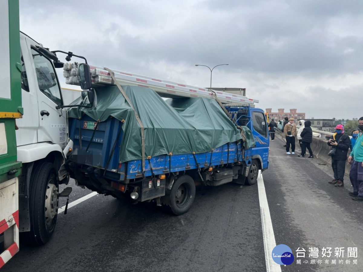 台66線快速公路西向5車連環撞,車流回堵警急疏導。