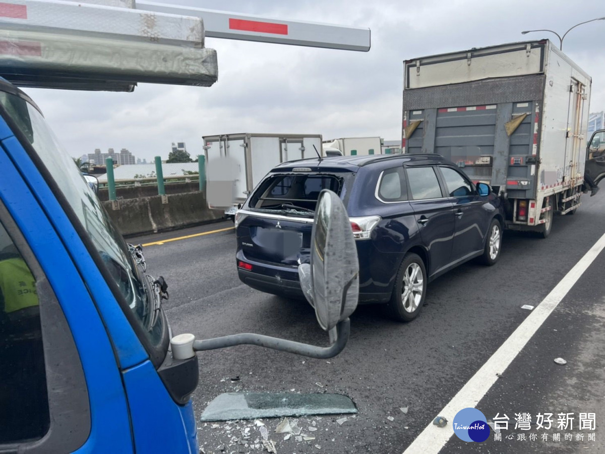 台66線快速公路西向5車連環撞,車流回堵警急疏導。