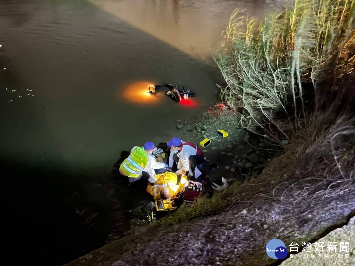 越籍男子騎車找路跌落河中，大園警、消合力救援。