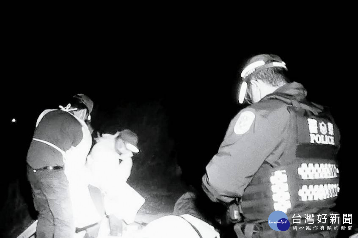 越籍男子騎車找路跌落河中,大園警、消合力救援。<br /><br /> <br /><br />