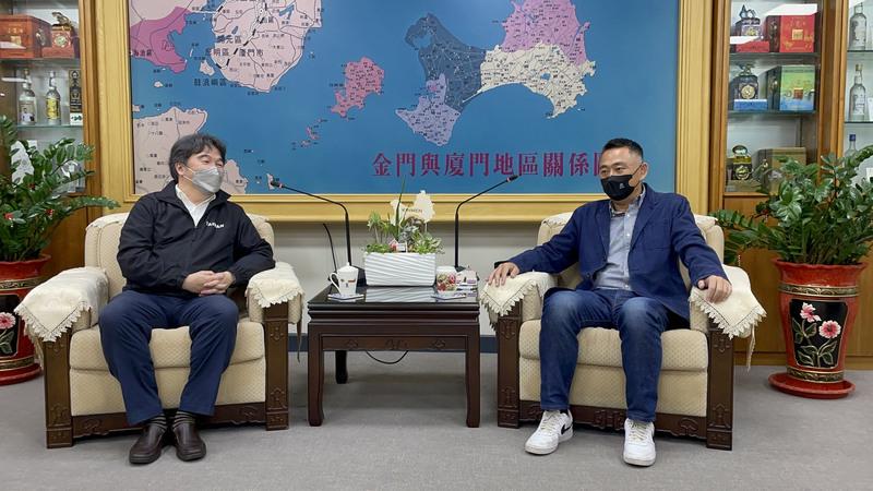指揮中心指揮官王必勝12日下午率團前往金門，縣視察防疫醫療量能及整備狀況，並拜會縣長楊鎮浯。中央社