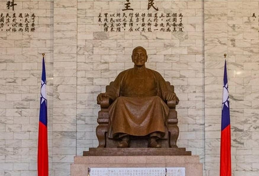 內政部為鼓勵縣市政府及各級學校等機關移除威權象徵,補助移除或改名兩蔣銅像的機關,一般性補助每件最高可達10萬。資料照片