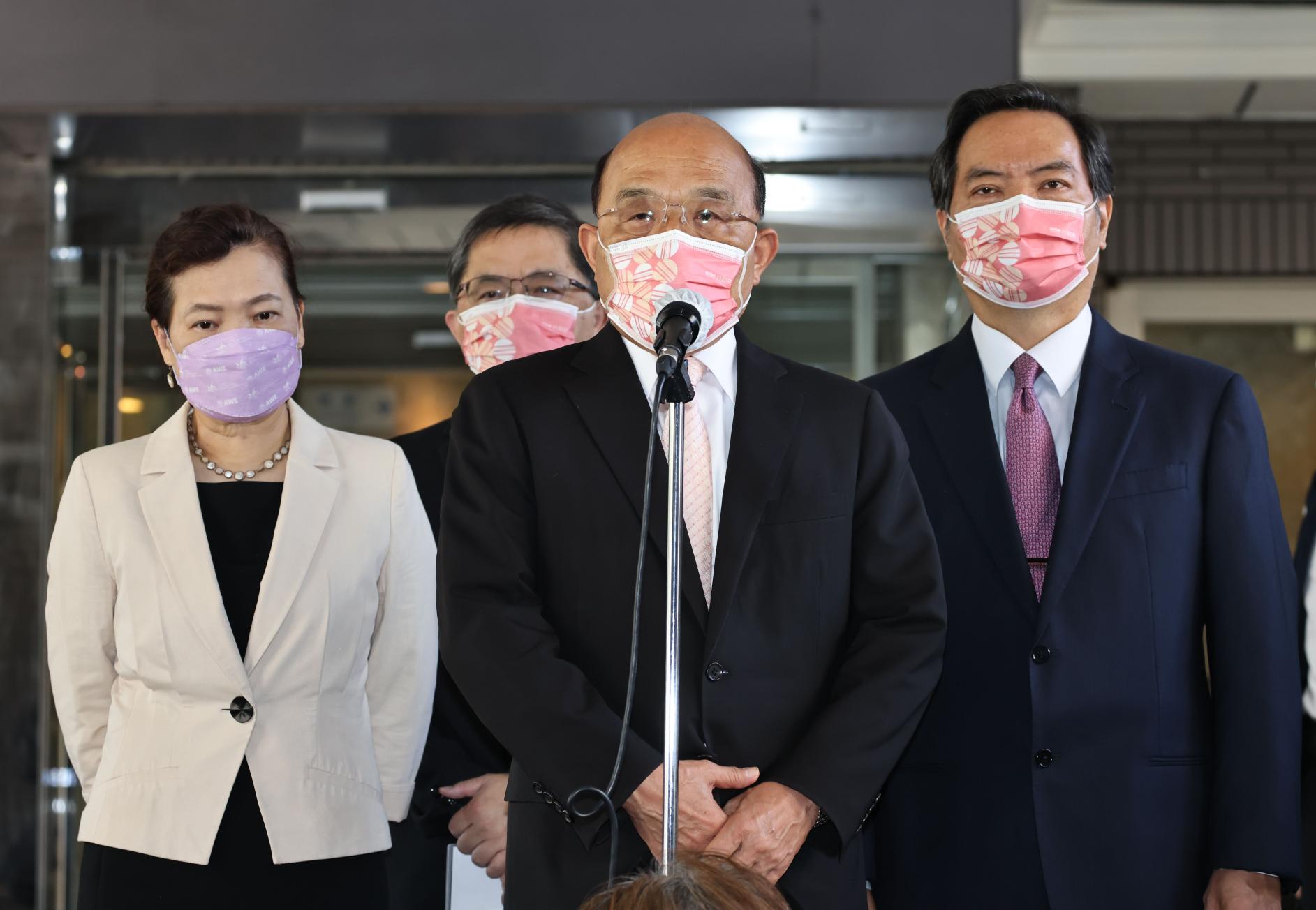 行政院長蘇貞昌(中)13日表示,排除黑金、槍、毒參政是國人共同期待,並呼籲「從各政黨的議長、副議長提名開始,就排除有黑金槍毒背景的人」。資料照片/林啟弘攝
