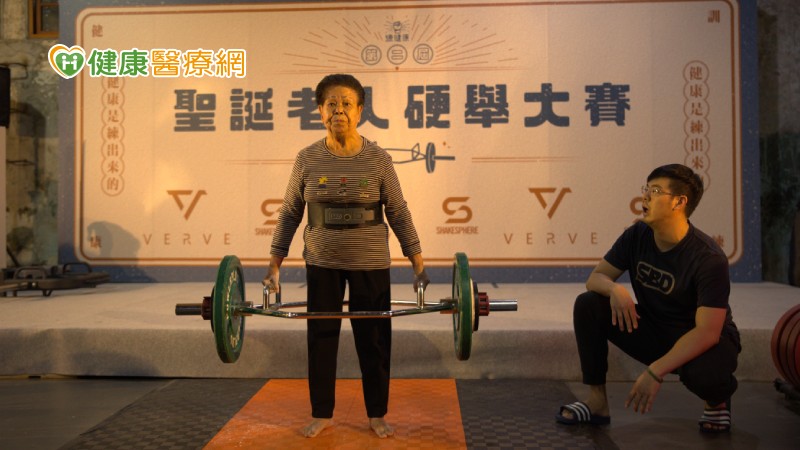 90歲的凌周茶,舉起62.5公斤。