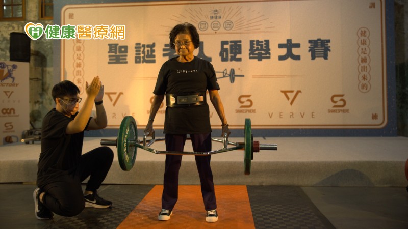 83歲的沈劉阿味阿嬤,即使換了人工髖關節、膝關節,也能輕鬆舉起50公斤。