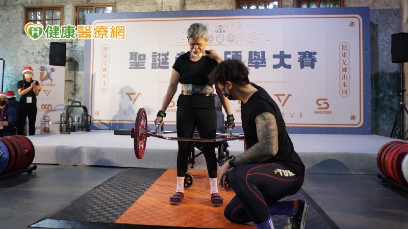 罹患腦幹癌的唐玉珍,在兒子(右)陪伴訓練下,舉起77.5公斤。