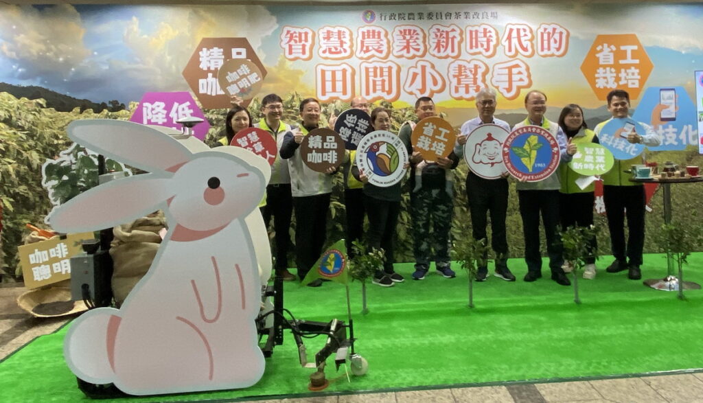 大合照。(左到右分別為茶業改良場林秀橤股長、蘇彥碩分場長、邱垂豐副場長、福壽實業股份有限公司梁容鐘研究員、雲林縣古坑鄉咖啡產銷班第十四班林貝珊班長、謝宗霖班員、福壽實業股份有限公司李志弘協理、茶業改良場蘇宗振場長、劉千如股長、劉天麟課長)