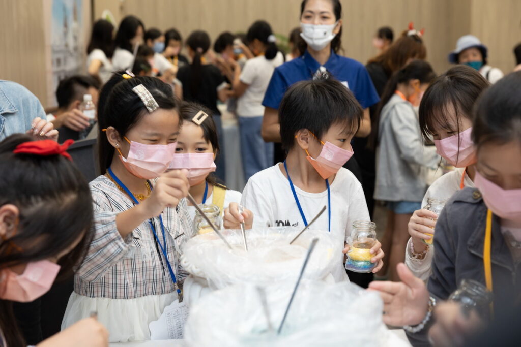 女孩們在佐登妮絲城堡藉由趣味的互動體驗,挖掘出自己生命的特別之處,揮灑生命的色彩。