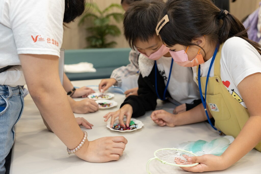 女孩們在佐登妮絲城堡藉由趣味的互動體驗,挖掘出自己生命的特別之處,揮灑生命的色彩。