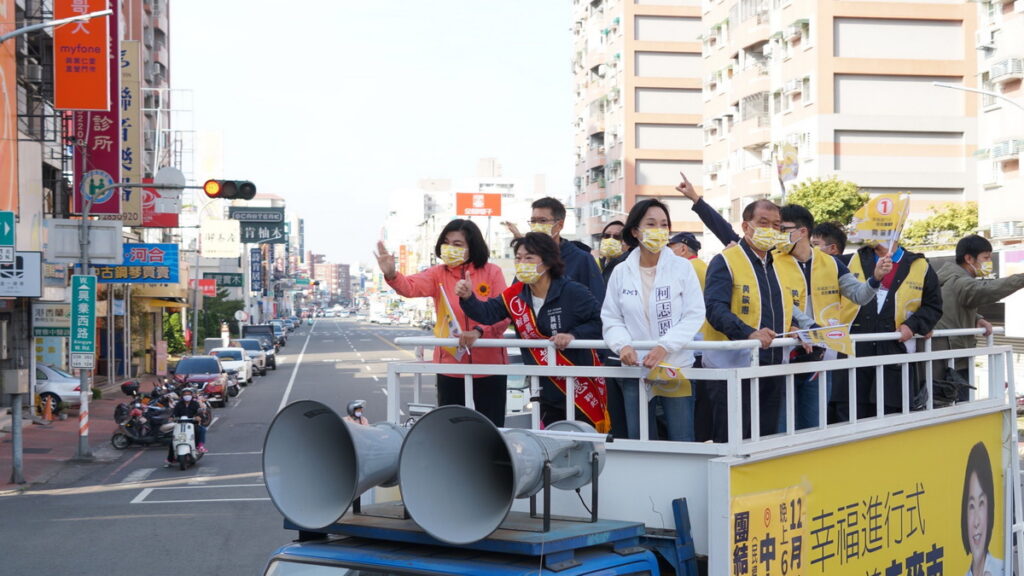選前最後關鍵一週今1 3日嘉義市長候選人黃敏惠在早上進行第一波車隊掃街