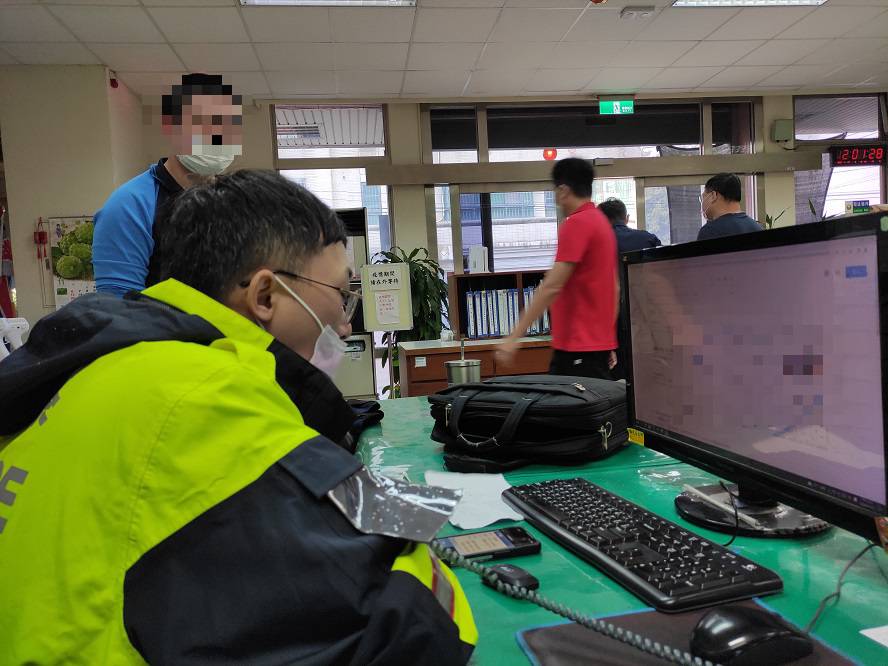 ▲員警以警政系統確認邱姓男子身分，並連絡上父親 (圖/台中霧峰分局 提供)