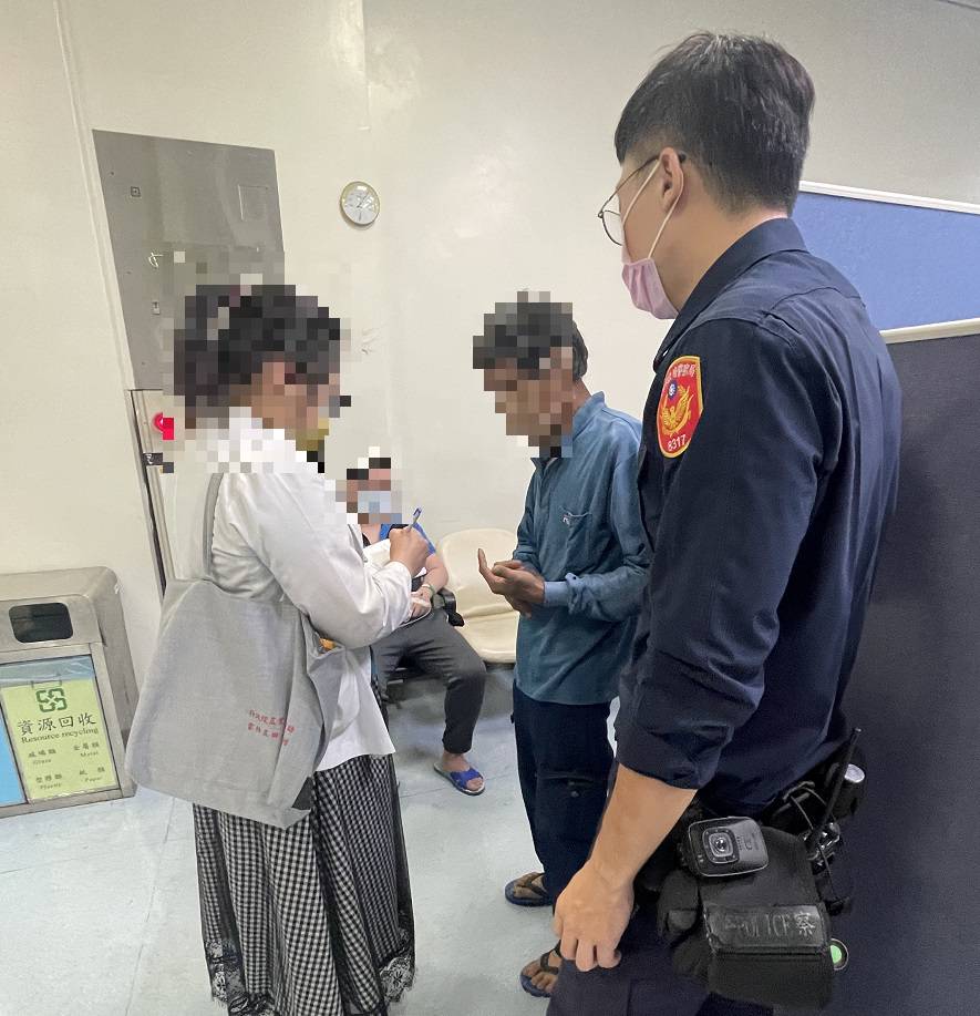 ▲ 邱男父親下班後立即到派出所迎接兒子回家       (圖/台中霧峰分局 提供) 