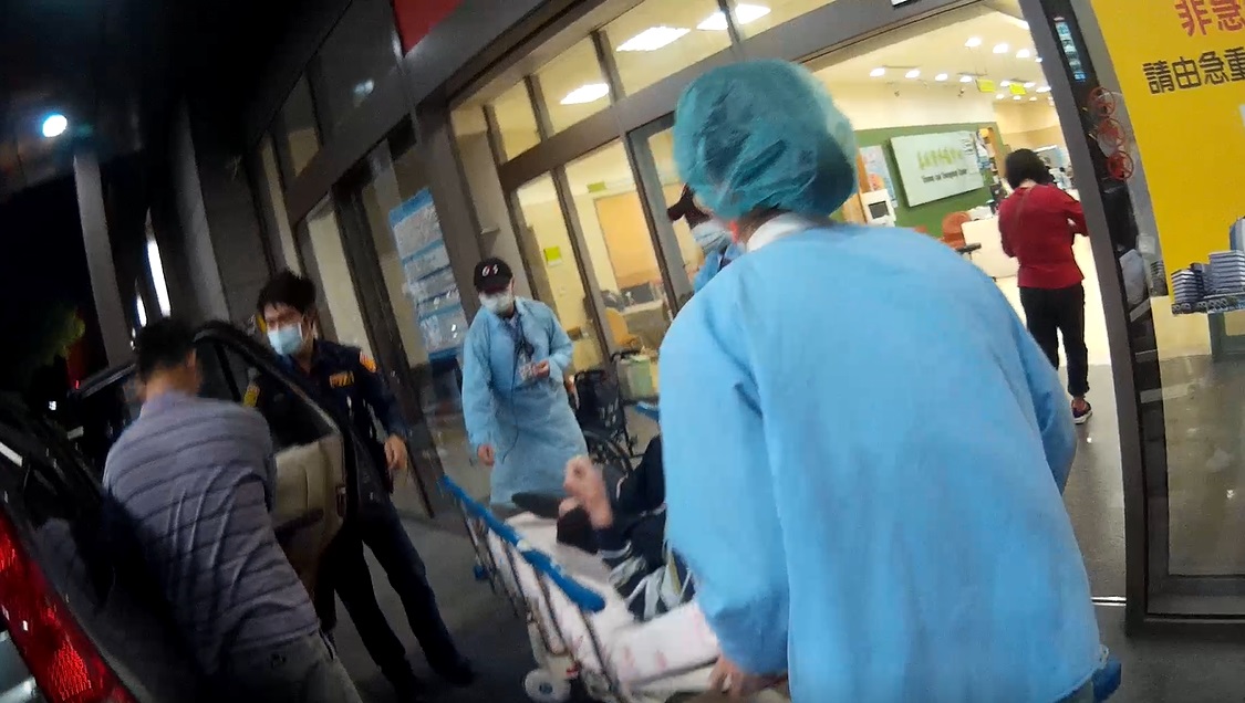 ▲員警以警車鳴笛閃燈開道,快速將全身癱軟老翁送達醫院急診室 (圖/台中市警察局 提供)