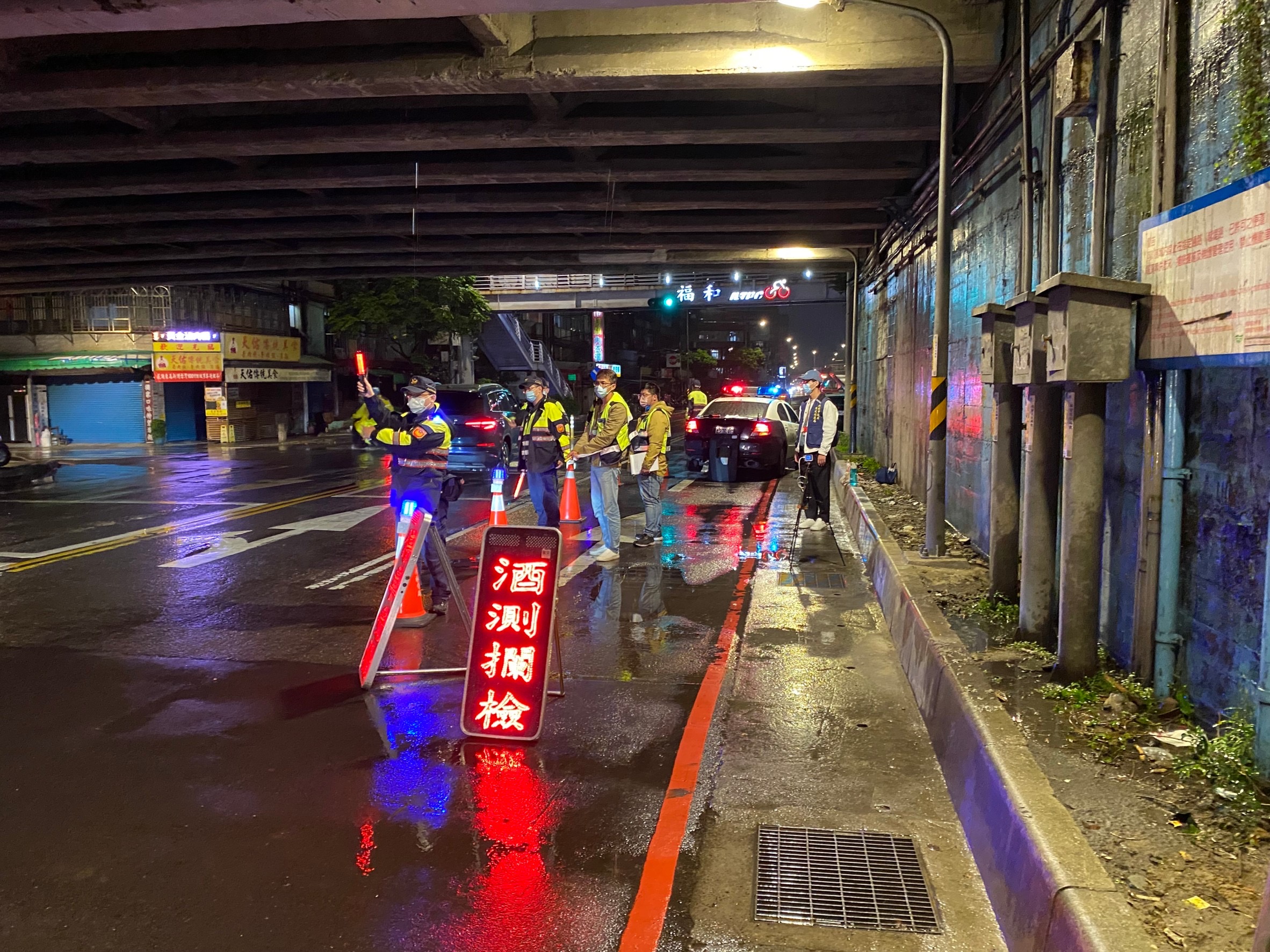 永和警於重點路口設置臨檢點強力取締違規。(記者徐煜勝翻攝)