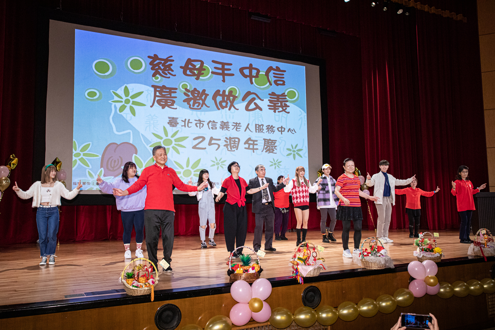 紅心字會理事長劉緒倫與藝人長輩們共舞。 (圖/紅心字會提供)