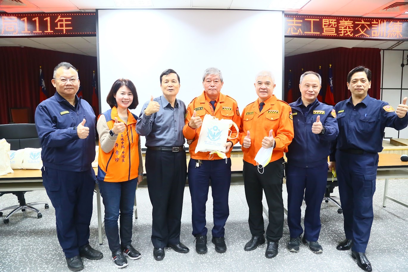 前副局長溫枝發親臨土城分局經驗分享。(記者徐煜勝翻攝)