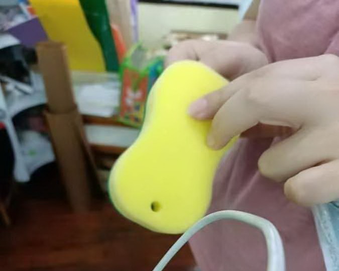女童指認臉部被私立佳佳示範幼兒園幼教師,用菜瓜布強制大力搓洗。(圖/女童母姚姓新住民提供)