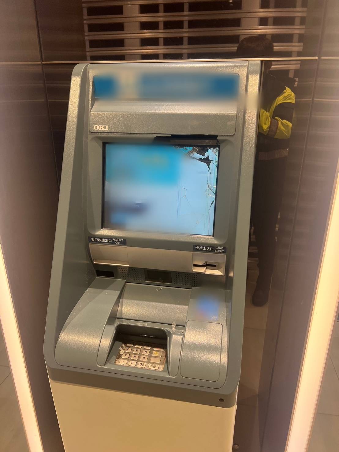 提款機被砸螢幕破裂。(記者徐煜勝翻攝)