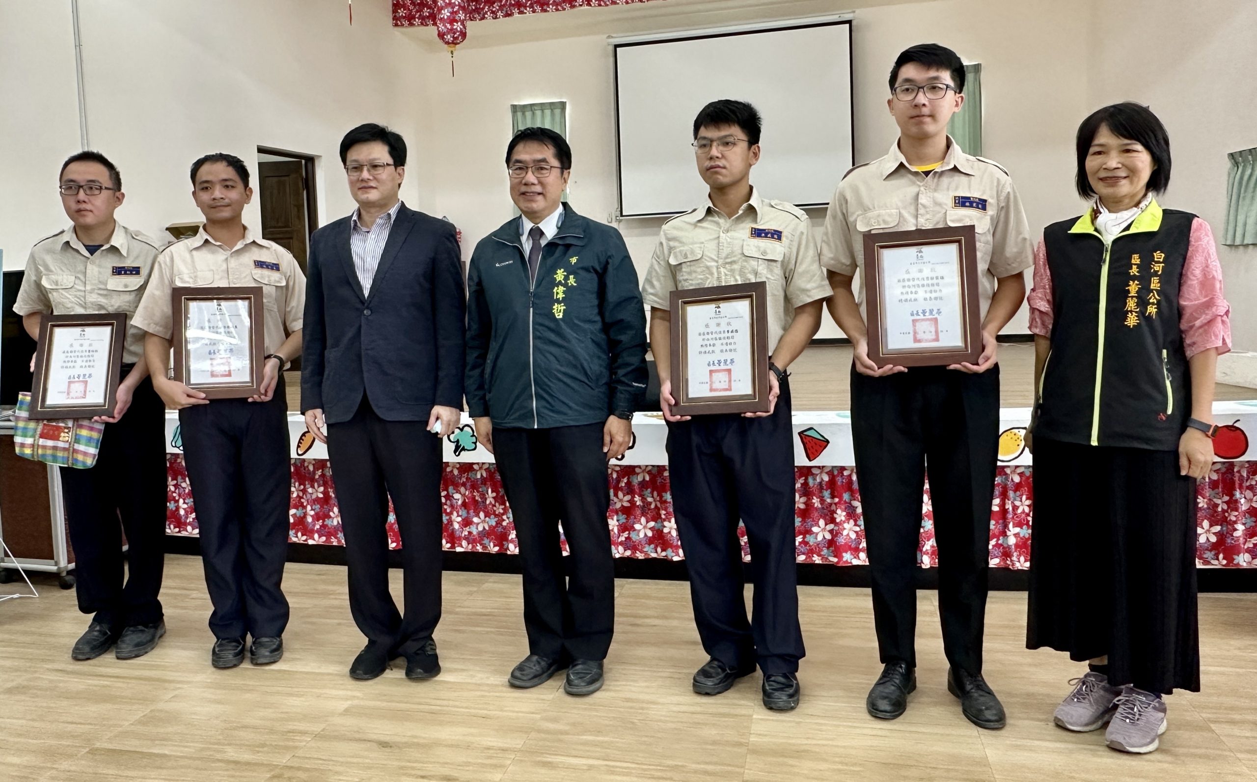 台南巿長黃偉哲(中)、役政署副署長徐健麟(左三)與四位替代役男合影。(記者李慕妍翻攝)