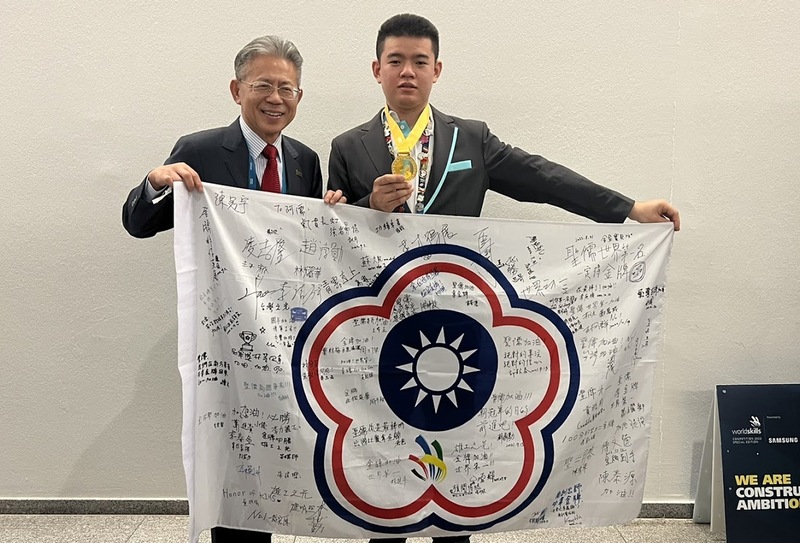 漾新聞|雄工校友蕭聖儒國際揚眉吐氣 勇奪國際技能競賽金牌獲頒獎金120萬
