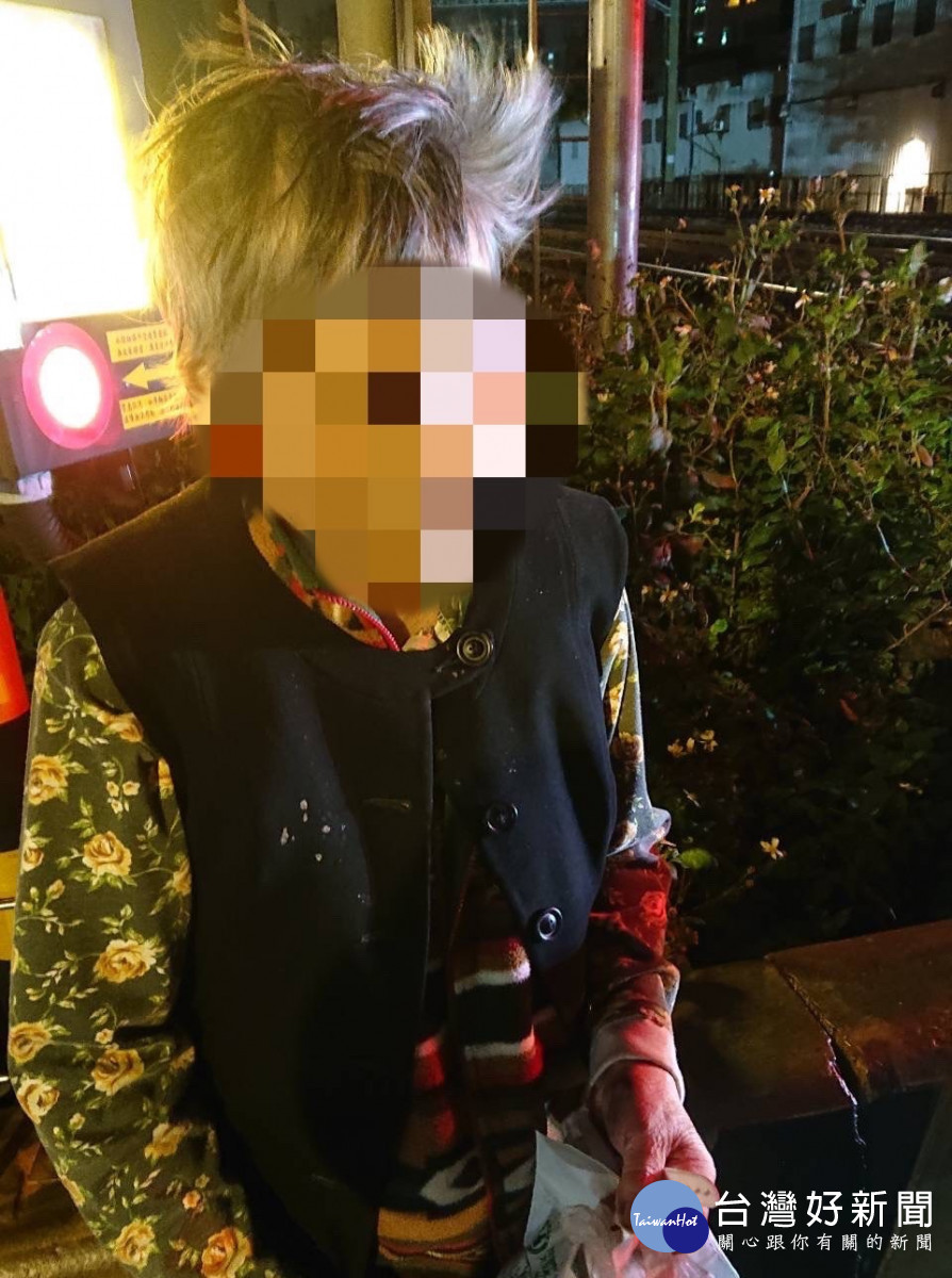 大溪失智老婦蹲鐵路旁，眼尖員警找藥袋助返家。