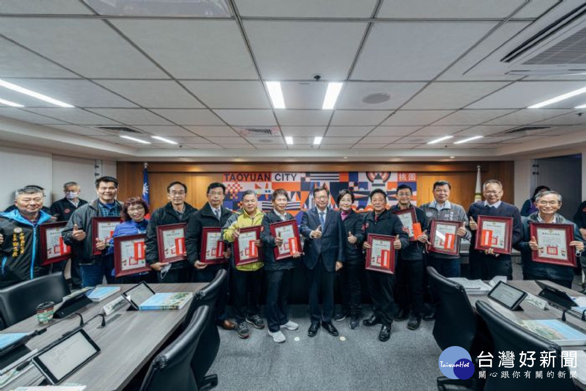 鄭市長頒發獎狀及禮券肯定獲獎單位。<br /><br /> <br /><br />