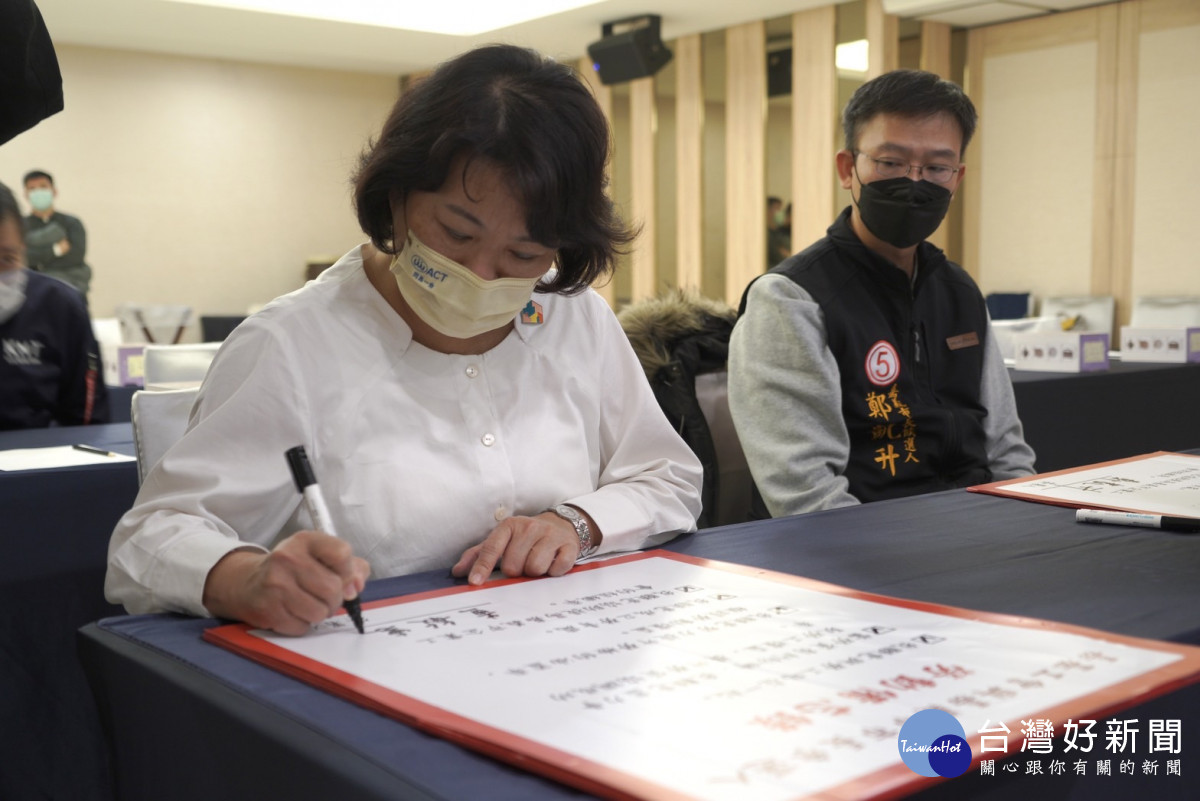 嘉義市長候選人黃敏惠參加「嘉基工會擁護勞權記者會」，簽署勞動備忘錄／陳致愷翻攝