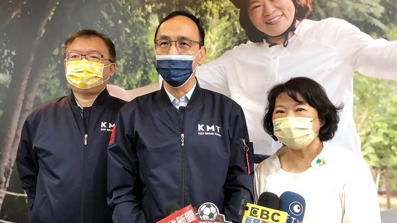 嘉義市長選舉進入倒數,國民黨主席朱立倫(中)14日陪同爭取連任的市長黃敏惠(右)車隊掃街前受訪。中央社