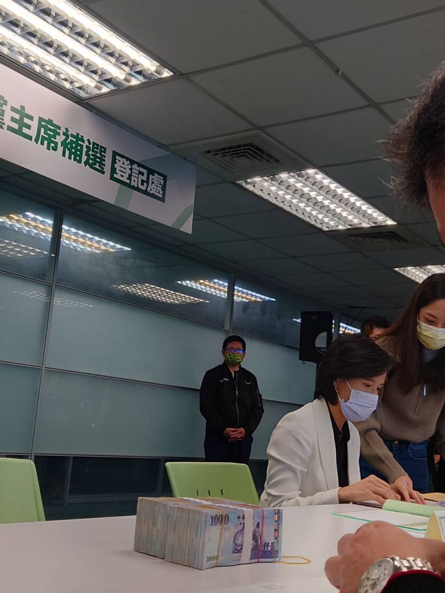 鄭麗君代賴清德登記參選黨主席,現場繳交登記費150萬元。蘇聖怡攝