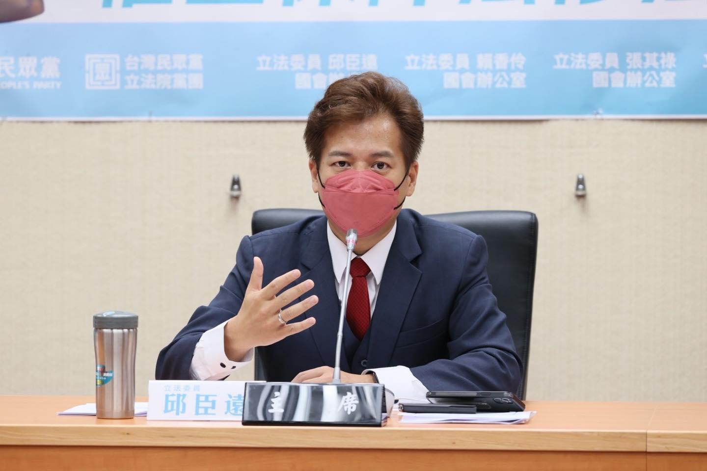邱臣遠砲轟,陳吉仲不只不能解決蛋荒與蛋價,連既有的農產外銷管道也無力維持,應思考去留。翻攝邱臣遠臉書